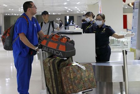 　７月６日、フィリピン保健省は、ドバイから入国した外国人男性（３６）が中東呼吸器症候群（ＭＥＲＳ）に感染していることが判明したと明らかにした。検査官が待機するマニラのニノイ・アキノ国際空港、６月撮影（２０１５年　ロイター/Romeo Ranoco）