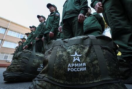 ロシア前大統領のメドベージェフ安全保障会議副議長は４日、今年に入り１８万５０００人以上がロシア軍に入隊したと述べた。そのうち約１０万９０００人が予備部隊という。写真は４月２５日、クリミアのシンフェロポリにある徴兵センターに集まる招集兵。地面に置かれたバッグには「ロシア軍」の表記（２０２３年　ロイター／Alexey Pavlishak）