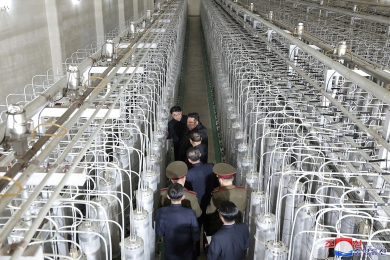 核関連施設を視察する金正恩　Reuters