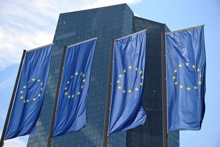 欧州連合（ＥＵ）統計局が３日発表した１月のユーロ圏消費者物価指数（ＥＵ基準＝ＨＩＣＰ）速報値は前年比２．５％上昇で、ロイターがまとめたエコノミストの予想および前月の２．４％上昇をわずかに上回った。欧州中銀本部で昨年７月撮影。（２０２５　ロイター/Jana Rodenbusch/File Photo）