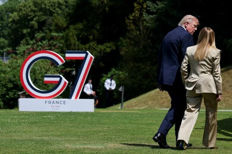 6月16日、仏エビアンで開催されたG7サミットで言葉を交わすトランプ米大統領とメローニ伊首相。REUTERS/Christian Hartmann