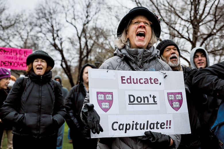 政権の要求に屈しないようハーバード大学当局に求める人々　ERIN CLARKｰTHE BOSTON GLOBE/GETTY IMAGES