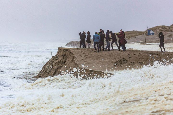 低地国オランダでは海岸に打ち寄せる波がどんどん高くなっている（今年1月末）　MICHEL PORRO/GETTY IMAGES