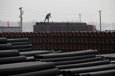 　８月１４日、中国国家統計局が発表した７月の鉱工業生産と小売売上高、１─７月の固定資産投資は、いずれも前年比の伸びがエコノミスト予想を下回った。写真はパイプラインをトラックに積み込む作業員。河北省のプラスチックパイプの工場で４月撮影（２０１７年　ロイター／Jason Lee）