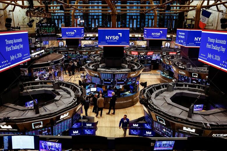 ニューヨーク証券取引所（NYSE）の取引フロア。7月6日撮影。 REUTERS/Jeenah Moon