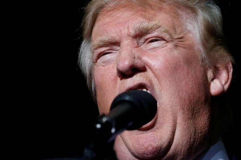 １０月２７日、米大統領選の共和党候補ドナルド・トランプ氏は、オハイオ州トレドで開催された選挙集会で、民主党のヒラリー・クリントン候補の貿易政策を非難し、米国は「選挙を止め」てトランプ氏を勝者にすべきだと訴えた。写真はオハイオ州で撮影（２０１６年　ロイター／Carlo Allegri）