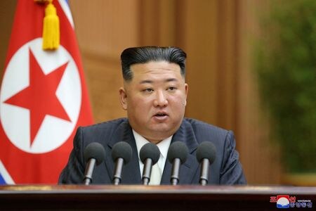 　韓国合同参謀本部は１日、北朝鮮が弾道ミサイルを東岸沖に発射したと発表した。写真は９月、最高人民会議で演説する金正恩総書記。写真はＫＣＮＡが公表（２０２２年　ロイター/KCNA）