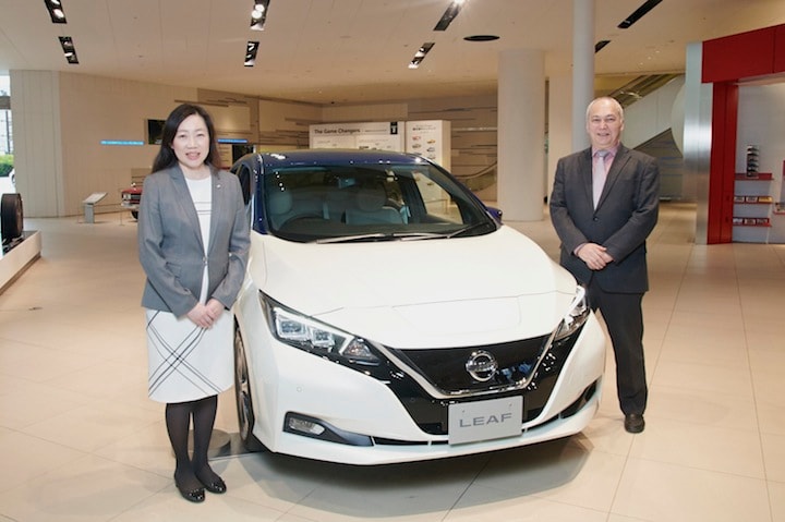 日産自動車 日本EV事業部 部長の小塚功子氏とモーリー・ローバートソン氏