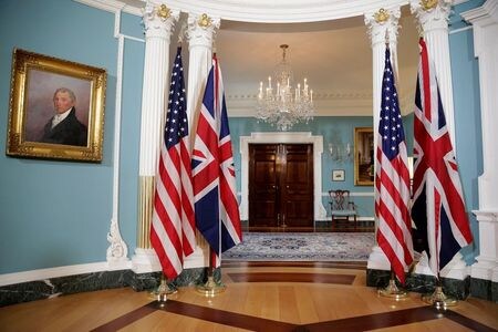 　米国政府は、英国の欧州連合離脱（ブレグジット）後の貿易ルールが英領北アイルランドに影響を与えかねないという懸念から、英国の鉄鋼およびアルミニウムに対する関税撤廃合意を先送りする方針だ。英紙フィナンシャル・タイムズ（ＦＴ）が１日に伝えた。写真は米英の国旗。２０１７年３月ワシントンで撮影（２０２１年　ロイター/Joshua Roberts）