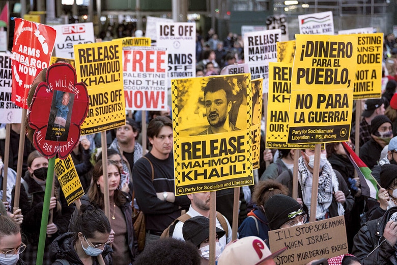 ハリルの釈放を求める人々。コロンビア大学はトランプ政権の「見せしめ」に（3月18日、ニューヨーク）　MOSTAFA BASSIMｰANADOLU/GETTY IMAGES