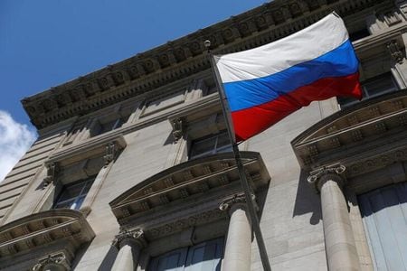 　６月１７日、ロシア大統領府のぺスコフ報道官は、国内で開催される主要なフォーラムに西側のジャーナリストの参加を認めるかどうかを決定する際、これらの国々のメディアの動向や、ロシアのジャーナリストが外国でどう扱われているかを考慮すると述べた。国営タス通信が伝えた。写真はロシアの国旗。ニューヨークのロシア総領事館で２０２１年８月撮影（２０２３年　ロイター／Andrew Kelly）