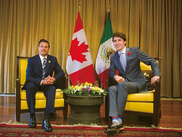 対アジア貿易に望みを託すメキシコのペニャ・ニエト大統領（左）とカナダのトゥルドー首相（APEC首脳会議で）　REUTERS