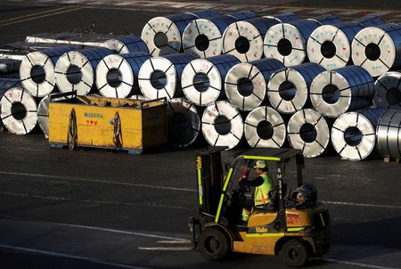 チリのバルパライソ港で荷揚げされる中国からの鉄鋼製品：7月撮影。REUTERS/Rodrigo Garrido/File Photo