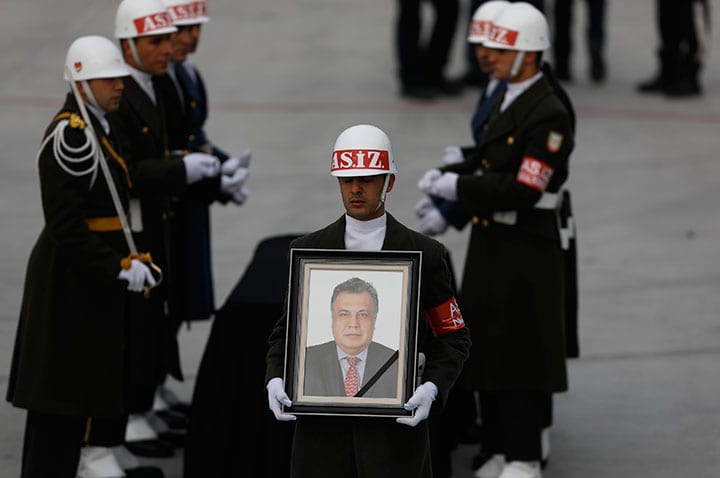 アンカラの空港でロシア大使の遺影と棺を送り出すトルコの儀仗兵　Umit Bektas-REUTERS