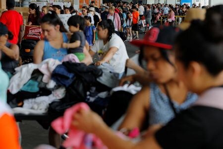 　７月２８日、国連食糧農業機関（ＦＡＯ）など５つの国連機関が発表した報告書によると、世界で飢餓に苦しんでいる人口は２０２４年に約６億７３００万人と世界人口の８．２％となり、３年連続で減った。写真は米マサチューセッツ州チェルシーで無料の食料品や服を受け取る住民ら。７月１日撮影（２０２５年　ロイター/Brian Snyder）