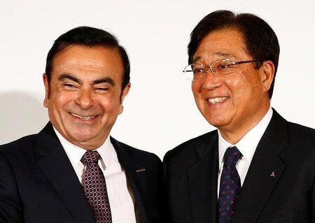 　５月１２日、日産自動車のカルロス・ゴーン社長（写真左）と三菱自動車の益子修会長は記者会見し、日産が三菱自に資本参加し、筆頭株主になることで両社が合意したと正式発表した（２０１６年　ロイター/Thomas Peter）