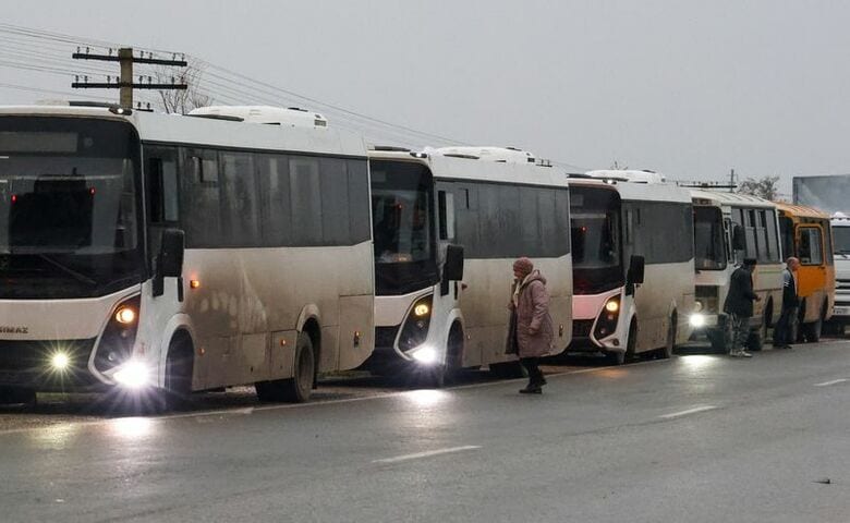 ロシア支配下にあるウクライナのオレシュキから避難した住民を乗せた人道支援車列。３０日撮影。REUTERS/Stringer