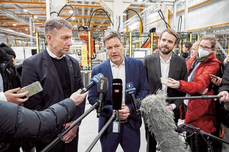 （左から）ノルウェーの水素企業NELを訪問した同国のオースラン石油・エネルギー相、ハベック、同国のベストレ貿易産業相（1月6日）　OLE BERG-RUSTENｰNTBｰREUTERS