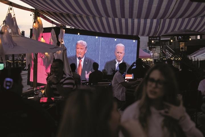党派的選択　トランプとバイデンのテレビ討論会を見 守る人々（10月22日）MIKE BLAKEーREUTERS