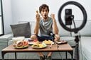 食レポの世界では動画インフルエンサーが増殖中。スマホに向かって一口かじり、ほえて、はい、ポーズ！　KRAKENIMAGES.COM/SHUTTERSTOCK