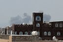 サヌア国際空港の爆発は、サヌア市内からも確認できるほどだった　Khaled Abdullah REFILE-REUTERS