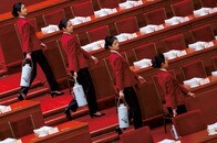 身長や外見も審査され、軍隊並みの訓練を受ける...中国全人代を支える「女性の精鋭部隊」とは