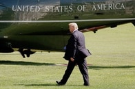 側近の相次ぐ裏切りと政権内部からの抵抗でトランプは一人