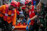 インドネシア船転覆、129人不明のまま　船舶6隻にヘリ・航空機投入も悪天候で捜索難航