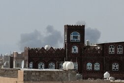 滑走路で大爆発、黒煙が立ち上る…イエメンの国際空港で爆発、4年維持されてきた停戦が崩れ去る
