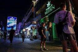 タイの「罪の街」パタヤで、米軍艦乗組員がナイトライフを満喫する様子を捉えた動画や写真がネットで話題に