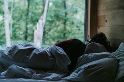 高齢者の「昼寝」に認知症リスクとの関連　毎日眠る人は48％高く