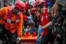 インドネシア船転覆、129人不明のまま　船舶6隻にヘリ・航空機投入も悪天候で捜索難航