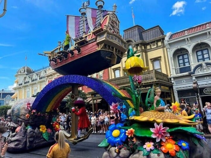 フロリダのディズニーを敬遠する動きが拡大、なぜ？ 「常連」も今年は