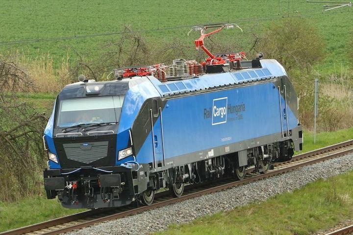 周回線を高速で走行するバイソン　（撮影：橋爪智之）