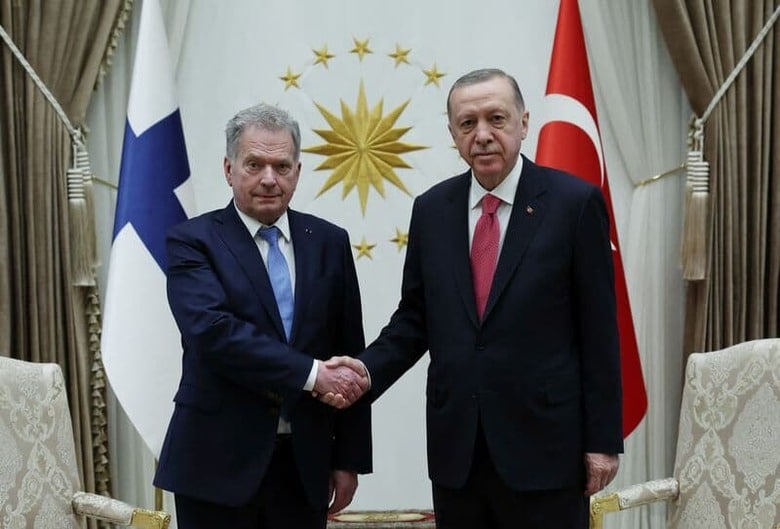 トルコ議会は、フィンランドの北大西洋条約機構（NATO）加盟を認める法案を承認した。写真はフィンランドのニーニスト大統領（左）とトルコのエルドアン大統領（右）。3月17日、アンカラで撮影（2023年　ロイター/Murat Cetinmuhurdar/Presidential Press Office/Handout via REUTERS）