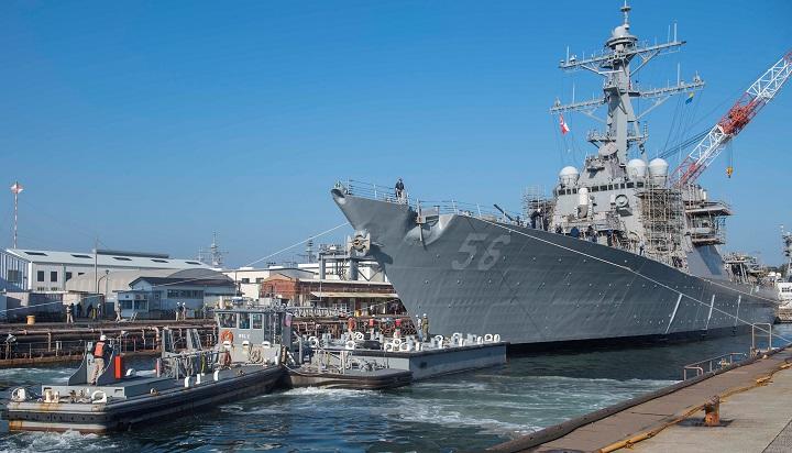 横須賀を出港する米海軍ミサイル駆逐艦ジョン・S・マケイン（2018年）　U.S. Navy/Handout via REUTERS