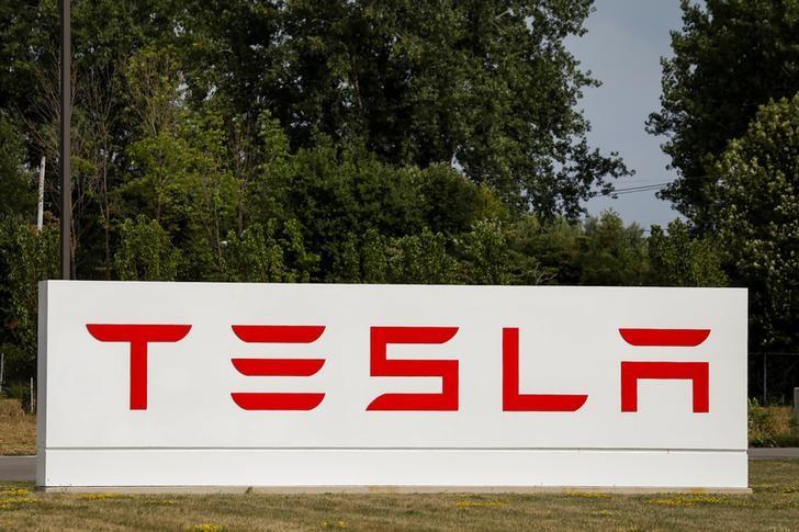 米電気自動車（ＥＶ）大手テスラのマスク最高経営責任者（ＣＥＯ）は、２５日にツイッターで、米ニューヨークの工場を「人力の及ぶ範囲で可能な限り早く」再開し、新型コロナウイルスに感染した患者のための人工呼吸器を生産すると表明した。写真はニューヨークで２０１８年８月撮影（２０２０年　ロイター／BRENDAN MCDERMID）