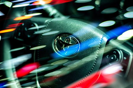 ６月３日、国土交通省は、トヨタ自動車、ホンダ、マツダ、ヤマハ発動機、スズキの５社で型式指定を申請する際に不正行為があったと発表した。写真は２０２２年バンコクで撮影（２０２４年　ロイター/Athit Perawongmetha）