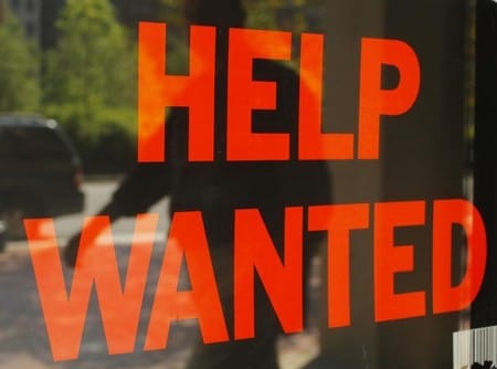 　６月１日、５月の米雇用統計は非農業部門就業者数が２２万３０００人増と、伸びが加速した。写真はボストンの店頭に掲示された求職広告。２０１０年９月撮影（２０１８年　ロイター/Brian Snyder）