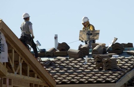 ８月１日、米商務省が発表した６月の米建設支出は前月比０．６％減と３カ月連続のマイナスとなった。金額で昨年６月以来、１年ぶりの低い水準だった。写真は２０１３年４月、米カリフォルニア州の住宅建設現場で（２０１６年　ロイター/Steve Marcus）
