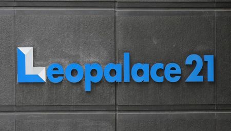 ９月３０日、経営再建中のレオパレス２１は、米投資ファンドのフォートレス・インベストメント・グループから総額５７２億円の出資と融資を受けると発表した。写真はレオパレス２１本社の看板。２０１９年５月、中野区で撮影（２０２０年　時事通信）