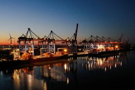 写真はハンブルク港。2025年2月、ドイツ・ハンブルクで撮影。REUTERS/Fabian Bimmer