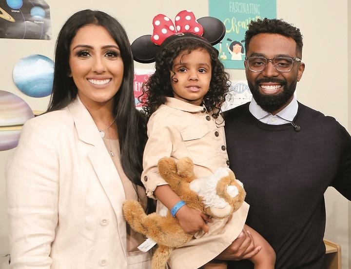 筆者と父親と共に笑顔のキャシュ。両親の愛に包まれている　RANDY HOLMESｰABC/GETTY IMAGES