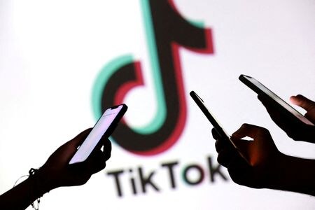 トランプ大統領は１６日、中国系動画投稿アプリ「ＴｉｋＴｏｋ（ティックトック）」の米事業について、複数の大手企業が買収に関心を示していると述べた。１１日撮影（２０２５年　ロイター/Dado Ruvic）