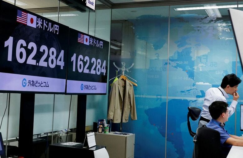 東京にある外国為替取引会社のディーリングルームで2026年6月30日に撮影　REUTERS/Kim Kyung-Hoon