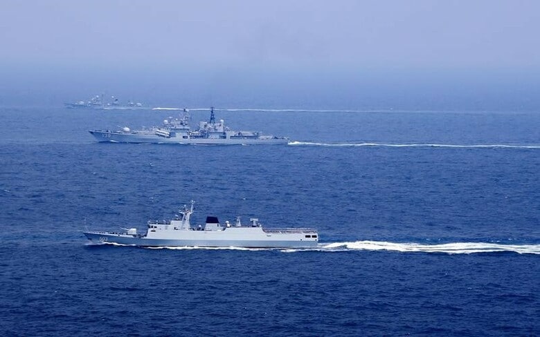 ７月２日、防衛省の統合幕僚監部は、津軽海峡を航行中の中国軍艦１隻が日本の領海に侵入したと発表した。写真は２０１６年８月、中国海軍が東シナ海で実施した演習の様子（２０１７年　China Daily/via REUTERS）