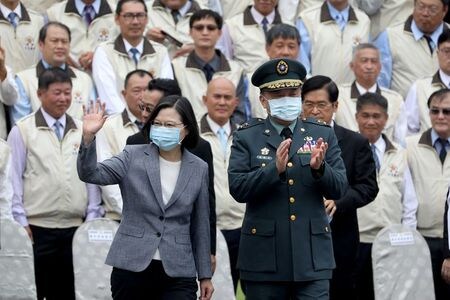 関係筋によると、米政府は台湾に巡航ミサイルやドローン（無人機）など７種類もの武器システムを売却する計画だ。軍予備役の集まりに出席した蔡総統、台北で６月撮影。（２０２０年　ロイター/Ann Wang）