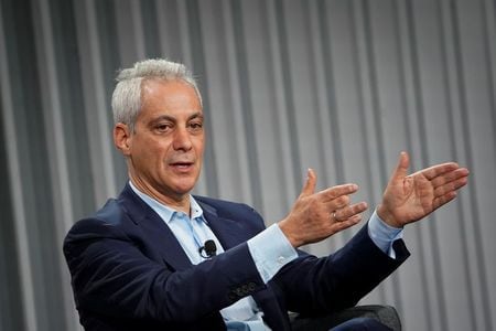 ホワイトハウスによると、バイデン米大統領は駐中国大使として元国務次官のニコラス・バーンズ氏を指名し、駐日大使にラーム・エマニュエル前シカゴ市長（写真）を指名する予定とした。写真は２０１９年１２月、ワシントンで撮影（２０２１年　ロイター／Al Drago）