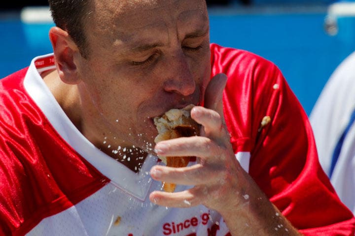 ニューヨークのコニーアイランドで毎年開催される有名なネイサンズホットドッグ大食い大会　Eduardo Munoz-REUTERS