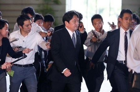 　４月４日、小野寺防衛相（写真中央）はイラク派遣部隊の日報について、昨年３月に見つかっていたと明らかにした。都内で昨年９月撮影（２０１８年　ロイター/Toru Hanai）